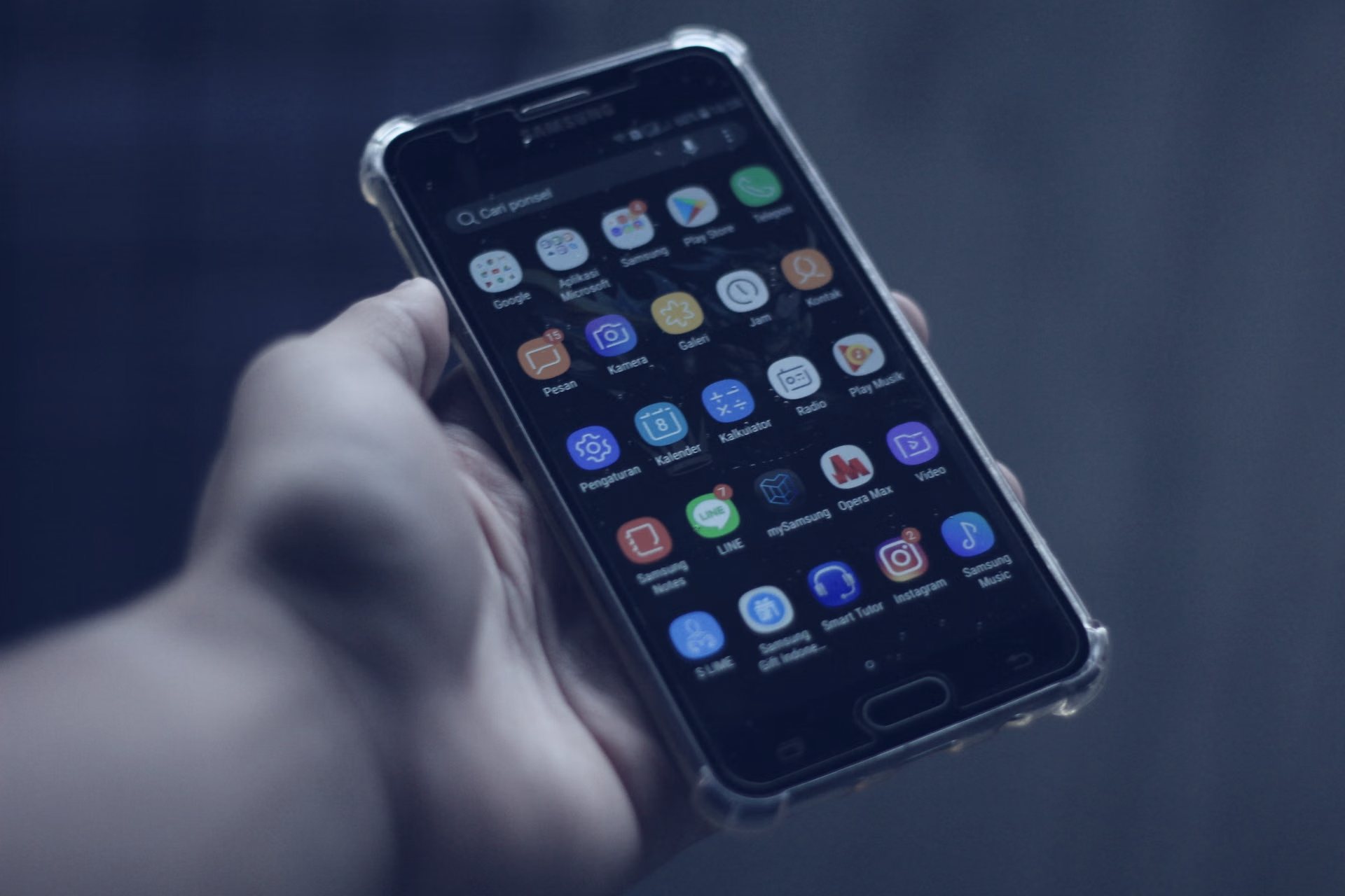 Ekranında uygulamalar görünen akıllı telefon