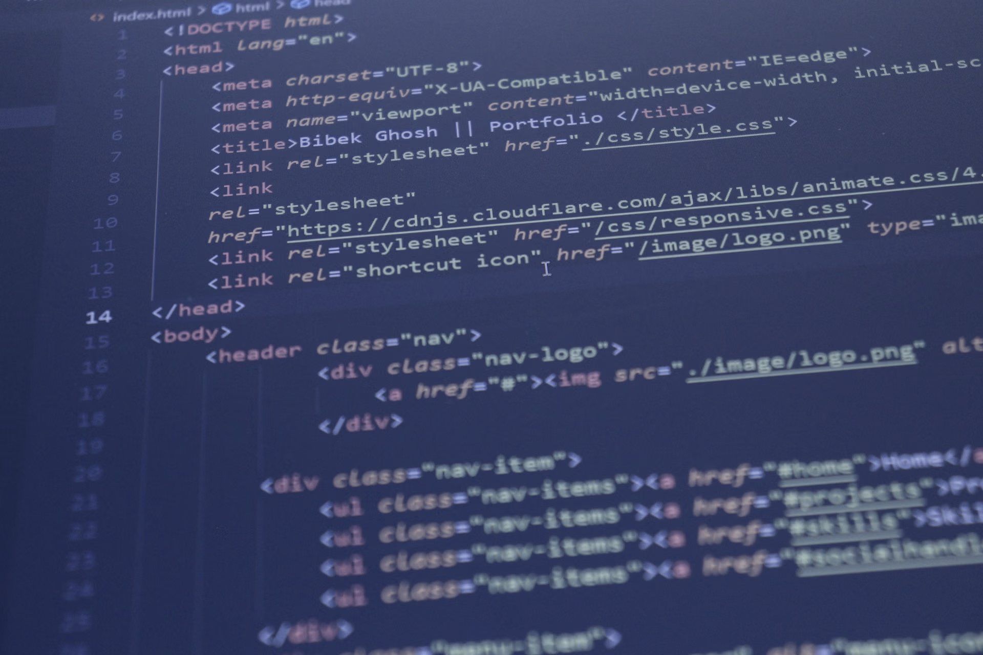 Ekranda bir web sitesinin HTML kodu