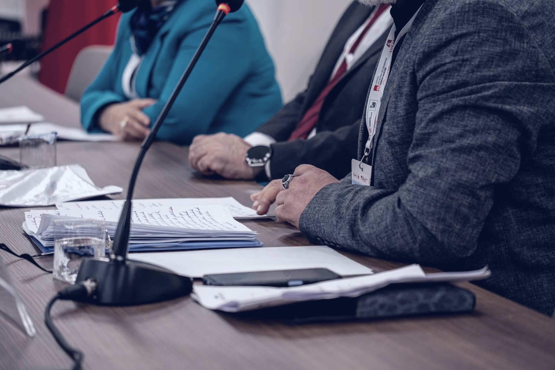Ankara'da mikrofonlu toplantı masasında görüşen delegeler